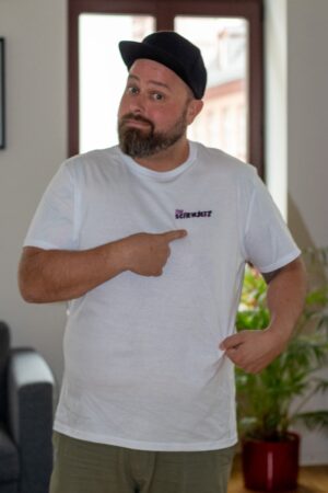 T-Shirt mit Motiv "Bleibt unbequem" – Bild 3